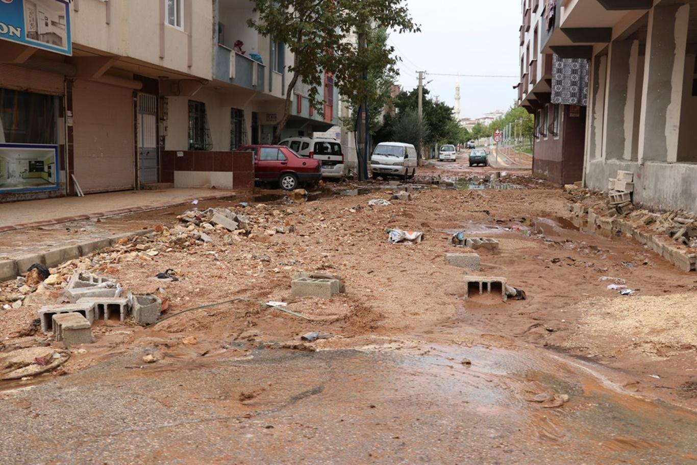 Gaziantep'te etkili olan yağışın sele dönüşmesi sonucu ev ve işyerleri çamur deryasına döndü